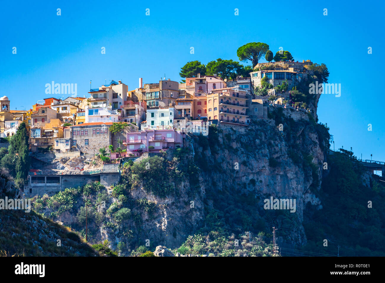 Castelmola: tipico siciliano di borgo arroccato su una montagna, vicino a Taormina. Provincia di Messina, Sicilia, Italia. Foto Stock