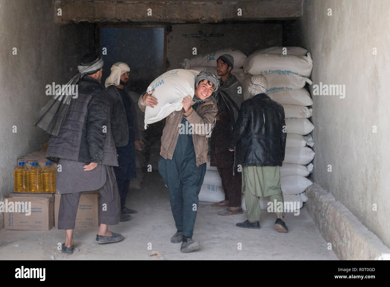 Programma alimentare mondiale sacchi di farina di distribuzione per gli abitanti di un villaggio, vicino Kholm, Balkh Provincia, Afghanistan Foto Stock