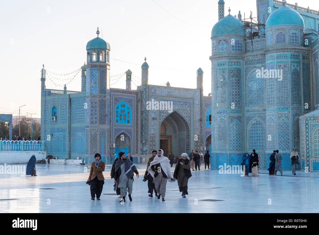 Pellegrini al Santuario di Hazrat Ali, chiamato anche la Moschea Blu, Mazar-e Sharif, Afghanistan Foto Stock