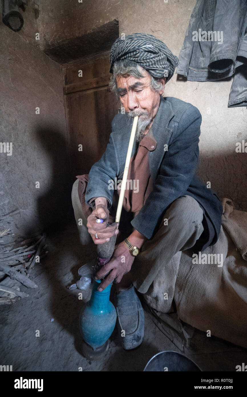 Vecchio Eremita Sufi fuma Home Grown-Hashish oltre a prendere cura del santuario Sufi, Balkh Provincia, Afghanistan Foto Stock