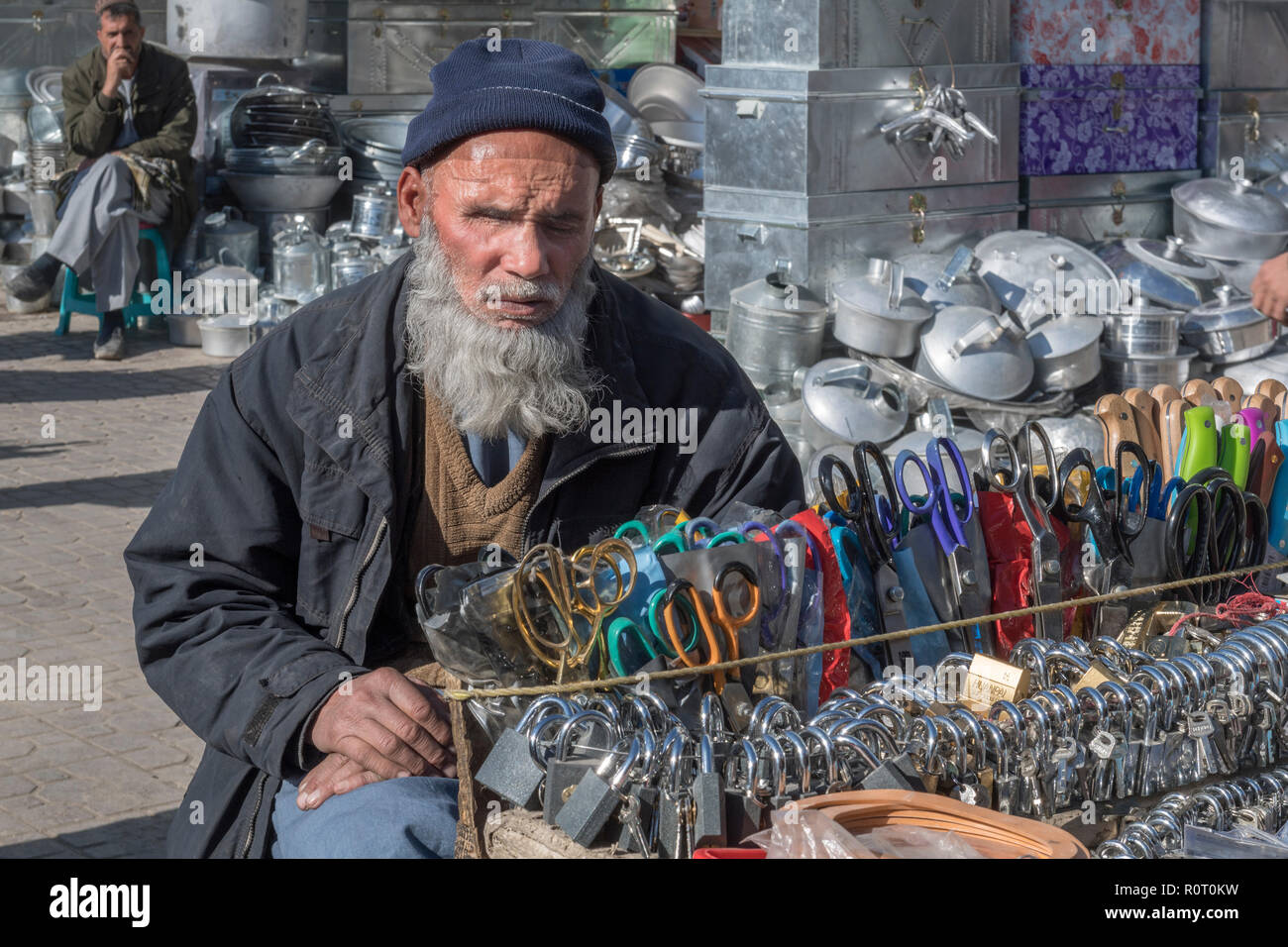 Il vecchio uomo colorato Vendita di forbici e coltelli a Mazar-e Sharif Central Bazaar, Maraz-e Sharif, Balkh Provincia, Afghanistan Foto Stock