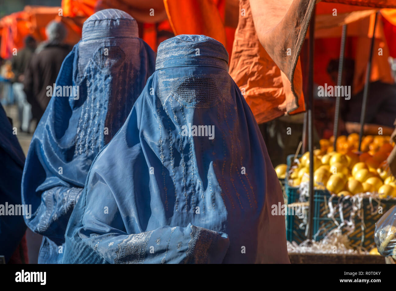 Due donne che indossano Burqa blu Acquisto di frutti a Mazar-e Sharif Central Bazaar, Maraz-e Sharif, Balkh Provincia, Afghanistan Foto Stock
