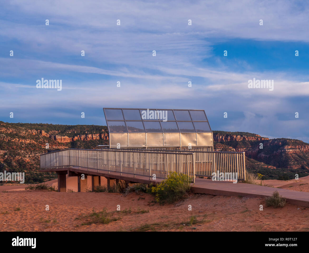 Le Dune si affacciano, Coral Pink Sand Dunes State Park, Kanab, Utah. Foto Stock