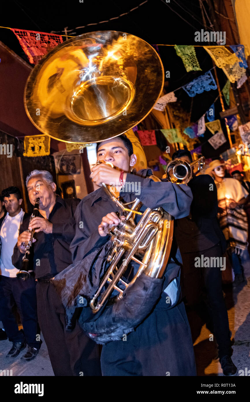 Un messicano brass band marche vestito in una processione a lume di candela durante il giorno dei morti festival il 1 novembre 2018 in San Miguel De Allende, Messico. Il festival è celebrato in tutto il Messico per ricordare i propri cari che hanno passato lontano. Foto Stock