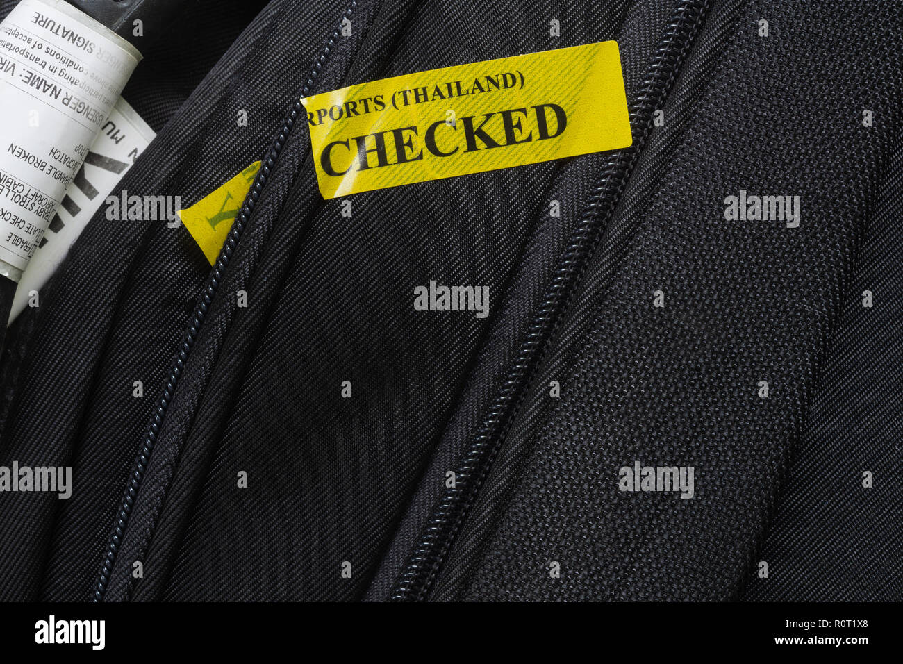 Close up della compagnia aerea il bagaglio etichetta bagaglio e sicurezza  tag su nero valigia. Viaggiare in Thailandia il concetto di sfondo Foto  stock - Alamy