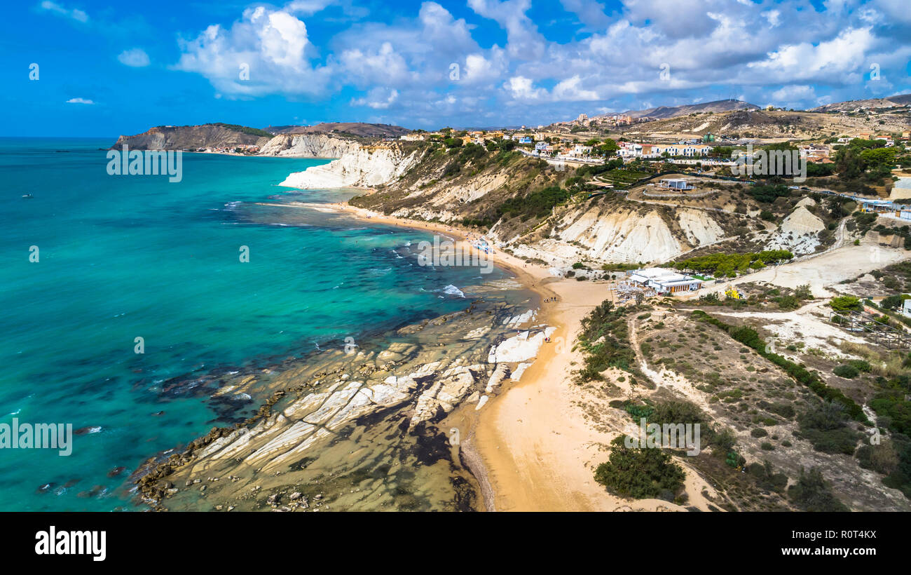 Antenna. La spiaggia pubblica vicino la Scala dei Turchi. Realmonte, vicino a Porto Empedocle, sud della Sicilia, Italia. Foto Stock