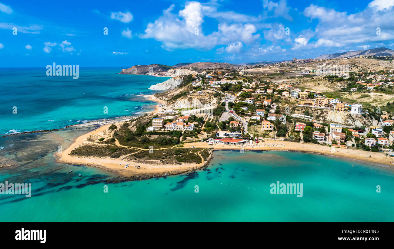 Antenna. La spiaggia pubblica vicino la Scala dei Turchi. Realmonte, vicino a Porto Empedocle, sud della Sicilia, Italia. Foto Stock