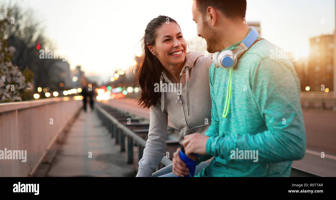 Felice giovane coppia sportiva condividendo momenti romantici Foto Stock