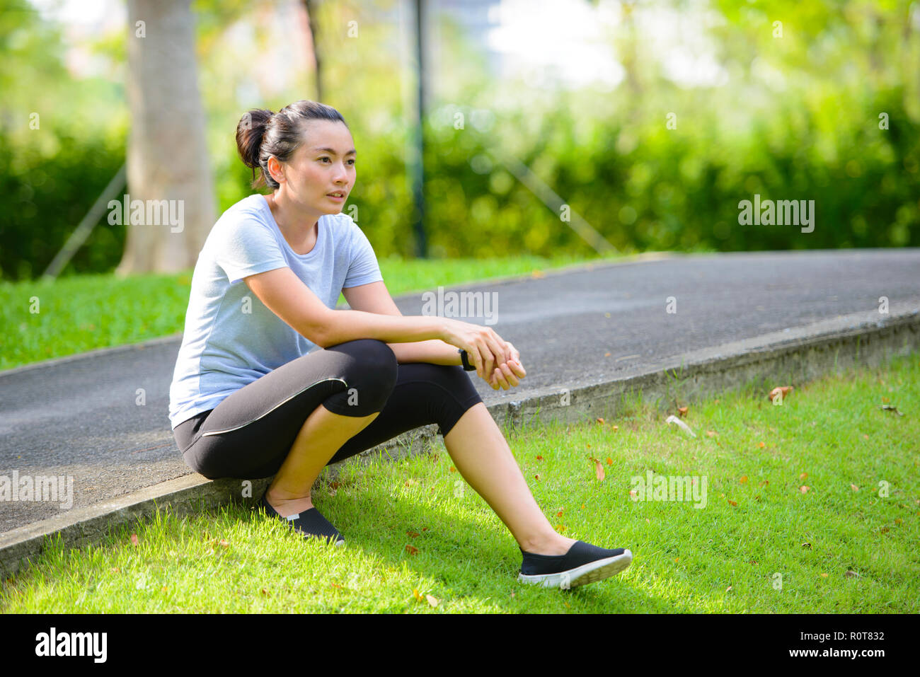 Giovane donna riposo dopo esercizio Foto Stock