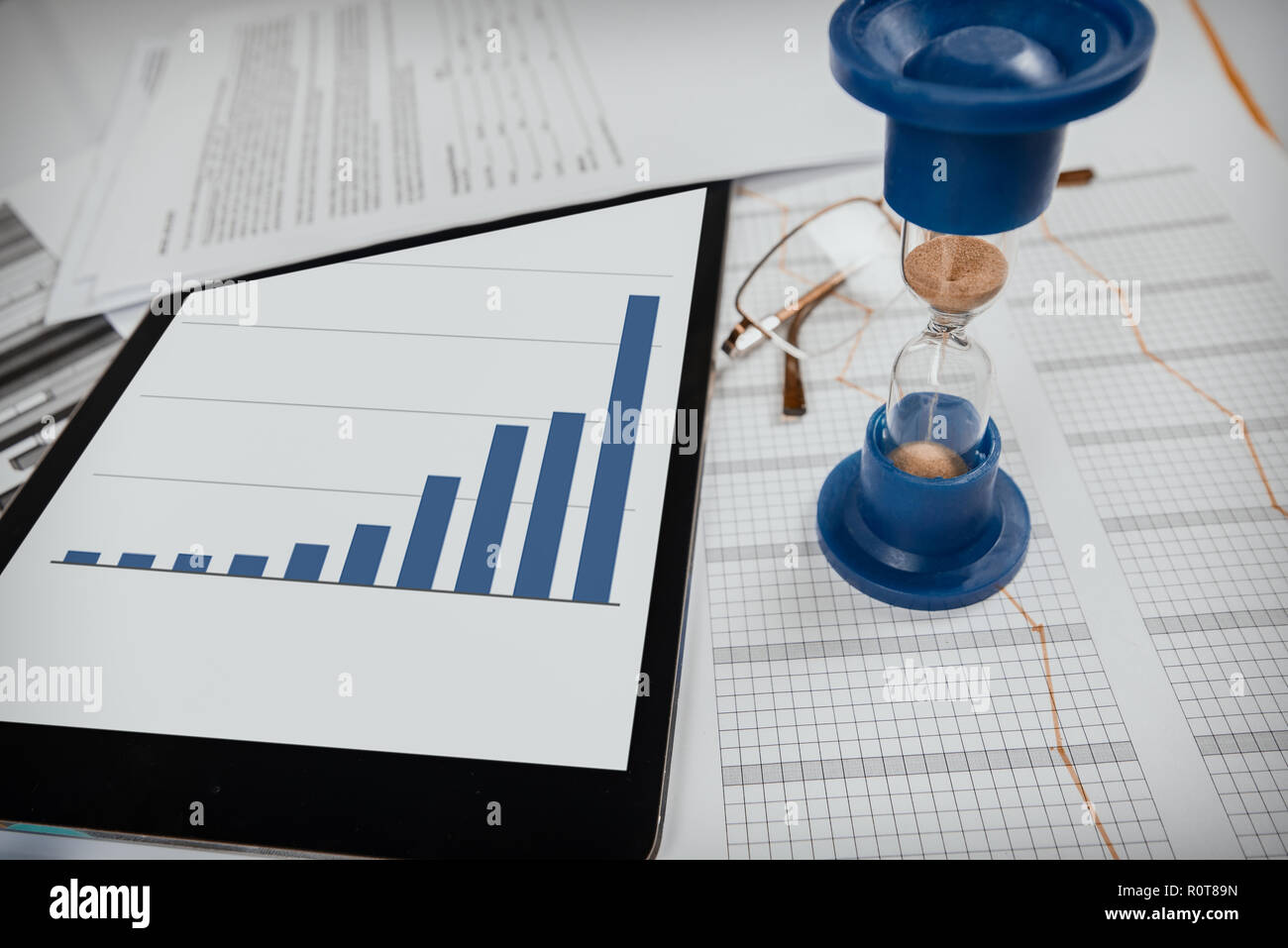 Clessidra. Imprenditore lavora in ufficio in background. Concetto il tempo è denaro. Foto Stock