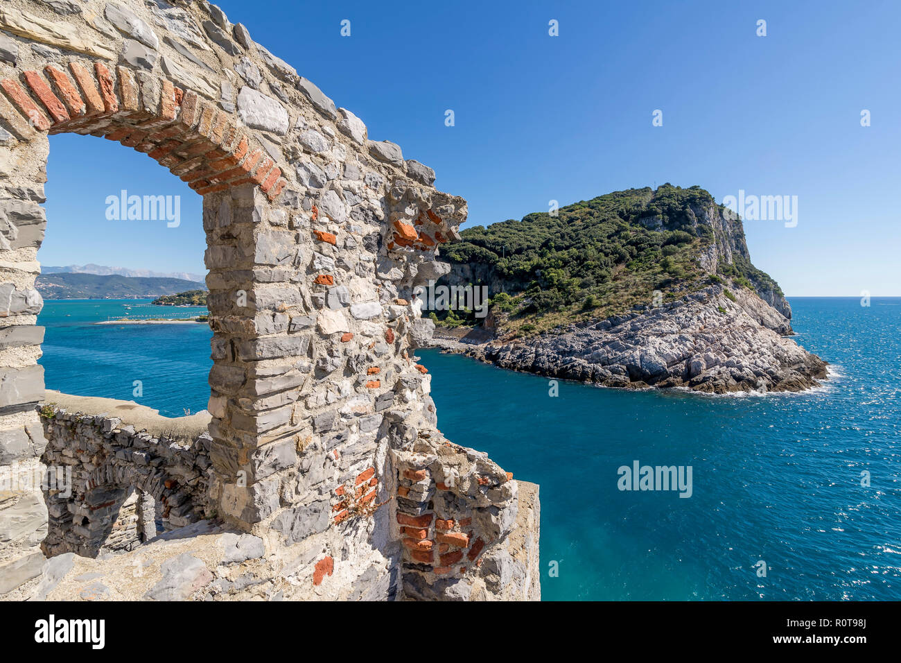 Bella vista delle antiche mura e il parco naturale di Portovenere e Isola Palmaria, Liguria, Italia Foto Stock