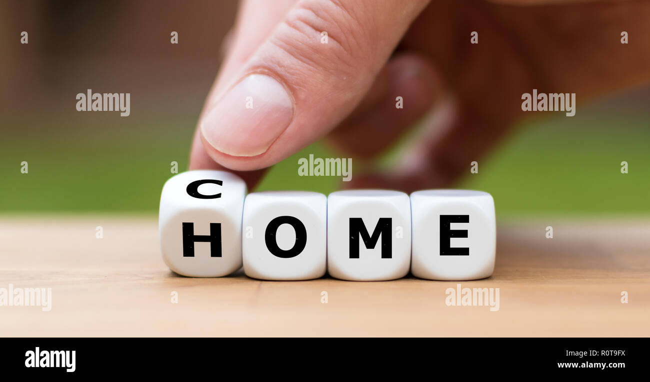 È a mano ruotando un dado e cambia la parola "vieni" a "casa" Foto Stock