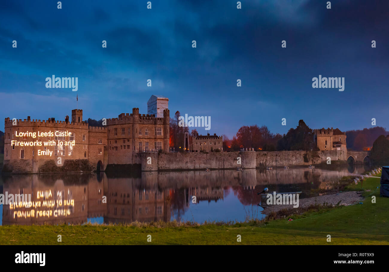 Castello di Leeds, Kent, Inghilterra, Regno Unito. Prima che i fuochi d'artificio visualizzare i messaggi personali sono proiettati sulla parete. Foto Stock