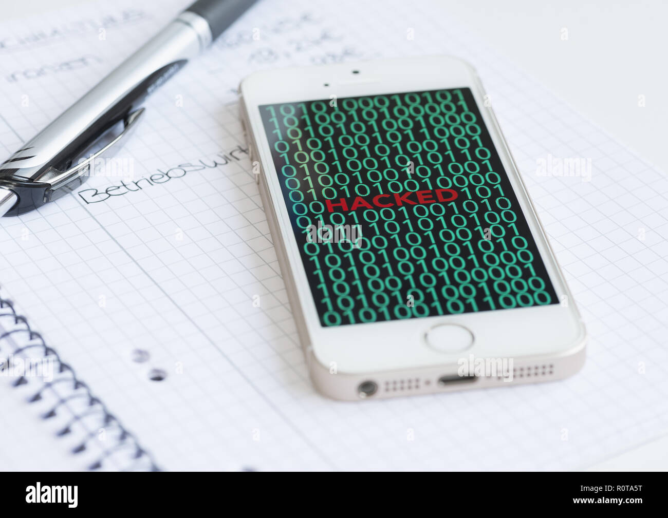 Cyberkriminalitaet, Smartphone hacked Foto Stock