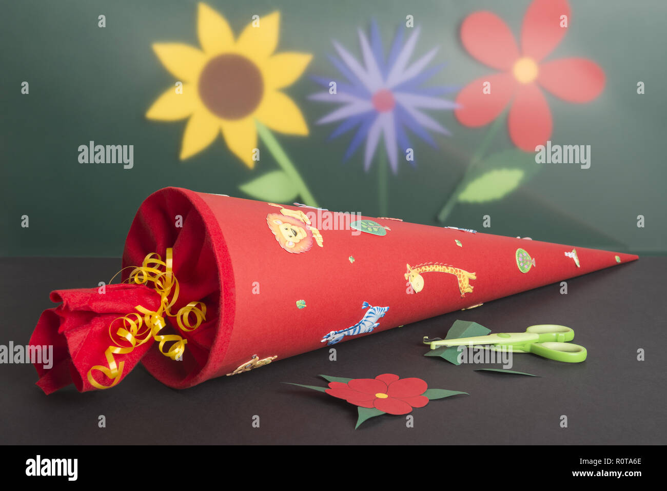 Schultuete und Blumen Foto Stock