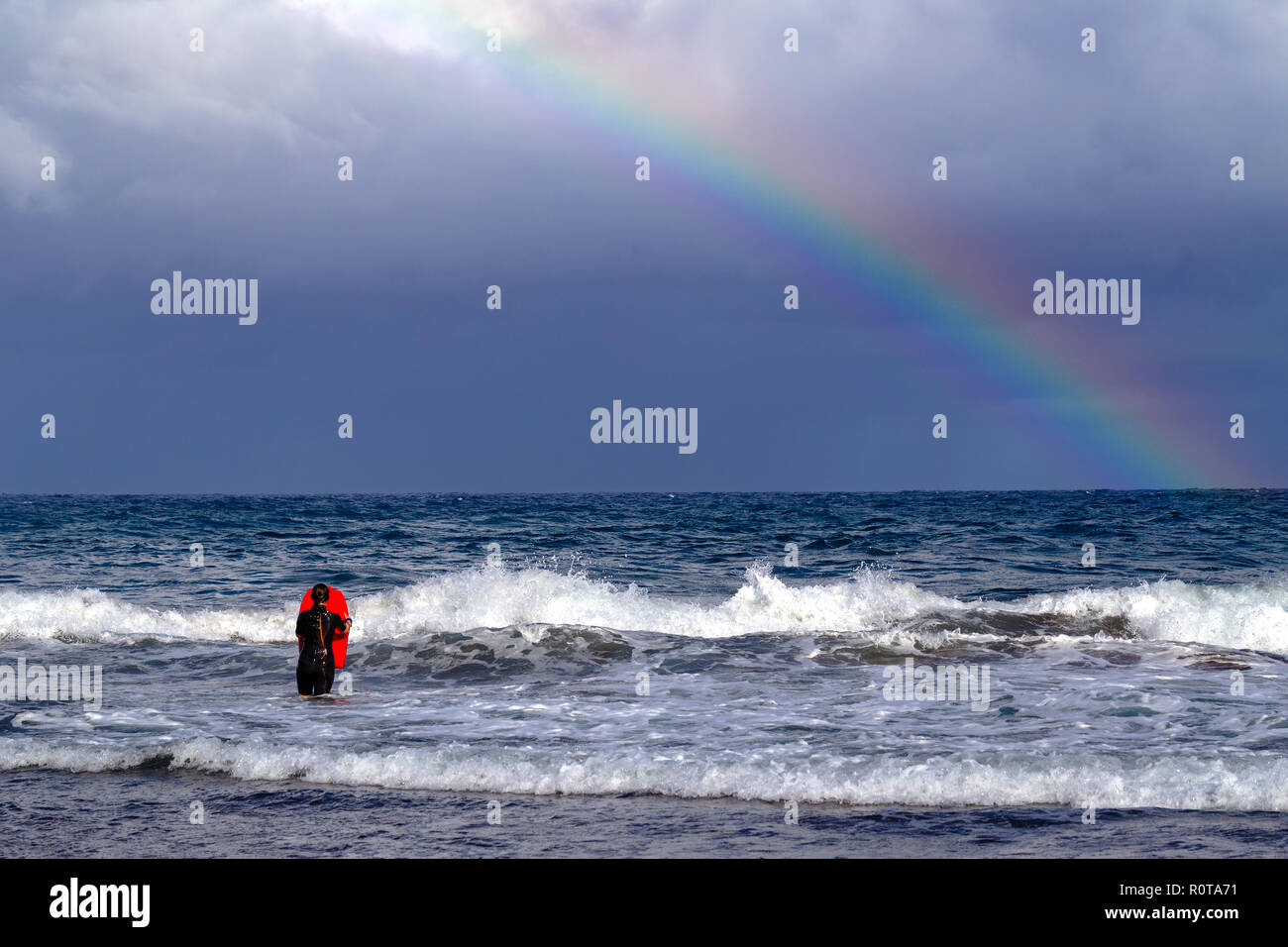 Navigare nell'Oceano Atlantico sulla Costa Orientale di Gran Canaria su un giorno di tempesta Foto Stock