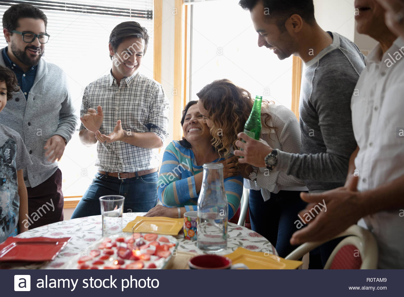 Affettuosa famiglia Latinx celebrando nonne compleanno Foto Stock