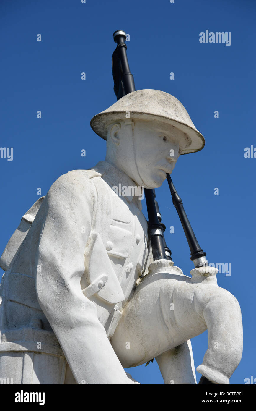 Pipers' Memorial, Longueval, Francia. Dedicato nel 2002 al Pipers di tutte le unità che sono morti durante la Prima Guerra Mondiale. Foto Stock