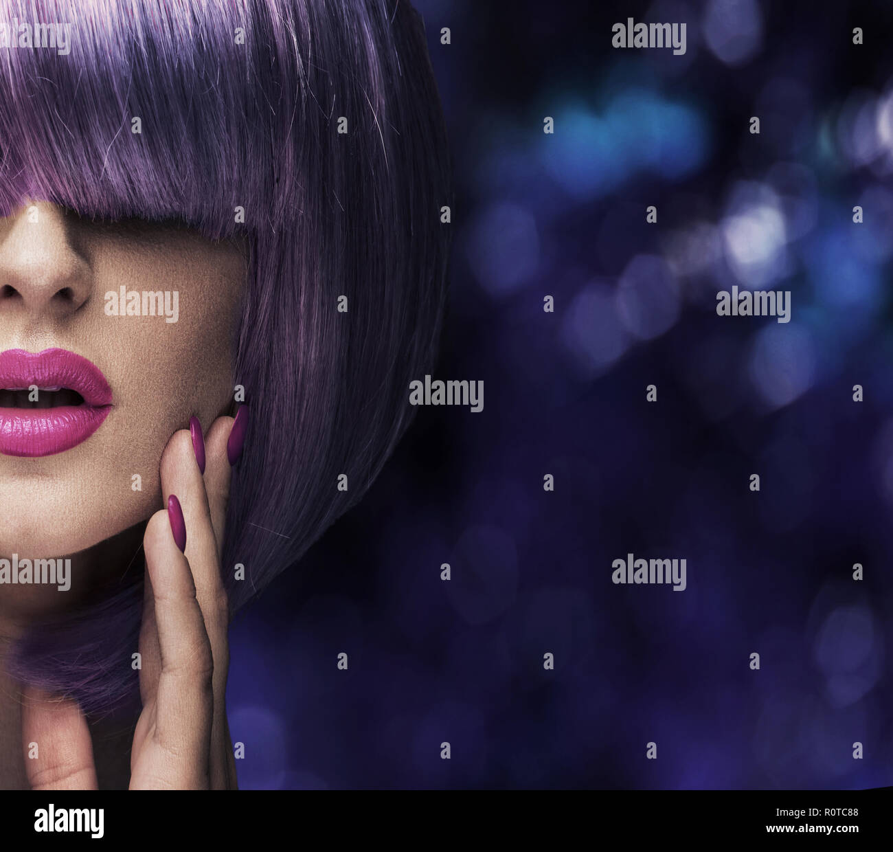 Moda colpo di una bella donna che indossa una parrucca viola Foto Stock