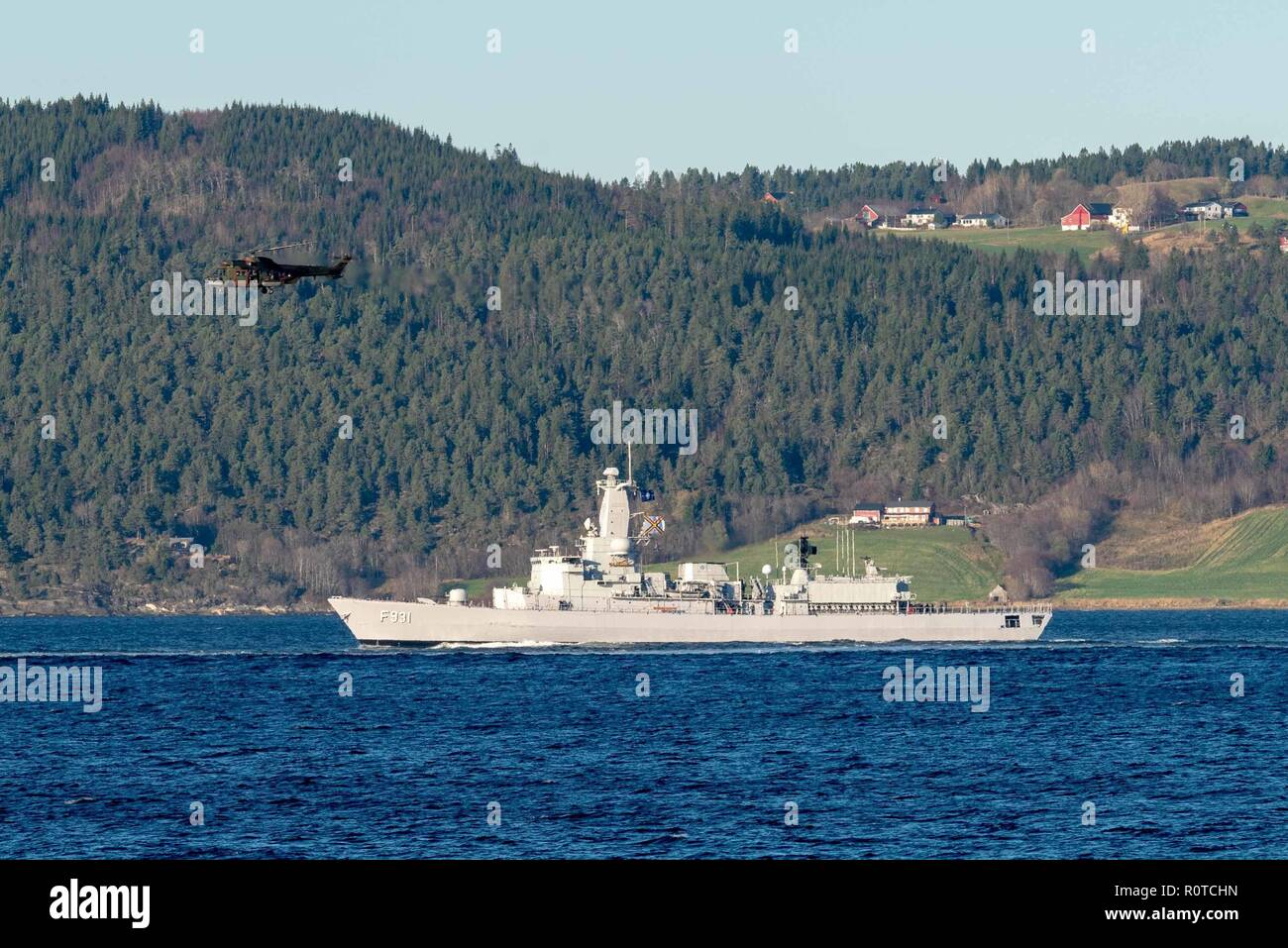 Norvegia, Ott. 29. 2018. BNS Louise Marie si rifugiarono su da un olandese Cougar da HNLMS Johan de Witt, durante la Trident frangente Dv anfibio giorno di prove . Trident frangente 18 è progettato per garantire che le forze della NATO sono addestrati e in grado di operare insieme e pronto a rispondere a qualsiasi minaccia proveniente da qualsiasi direzione. Trident frangente 18 avviene in Norvegia e nelle zone circostanti dell'Atlantico del Nord e il Mar Baltico, compreso Islanda e lo spazio aereo della Finlandia e della Svezia. Con circa 50.000 partecipanti provenienti da 31 nazioni Trident frangente 2018 è uno della NATO esercizi più grande negli ultimi anni. M Foto Stock