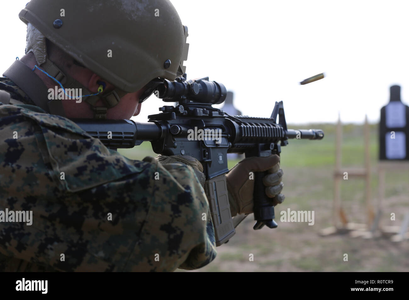 Stati Uniti Marine con scopo speciale Marine compito Air-Ground Force-Crisis Response-Africa (SPMAGTF-CR-AF) 19.1, il combattimento a terra elemento, incendi il suo fucile durante un tiro con la carabina alla gamma Drasi in Sicilia, l'Italia, ottobre 22-23, 2018. Queste punte levigate la Marine del fuoco e movimento le competenze che sono essenziali per qualsiasi combattere o di risposta in caso di crisi di missione. (U.S. Marine Corps foto di Cpl. Bethanie Ryan) Foto Stock