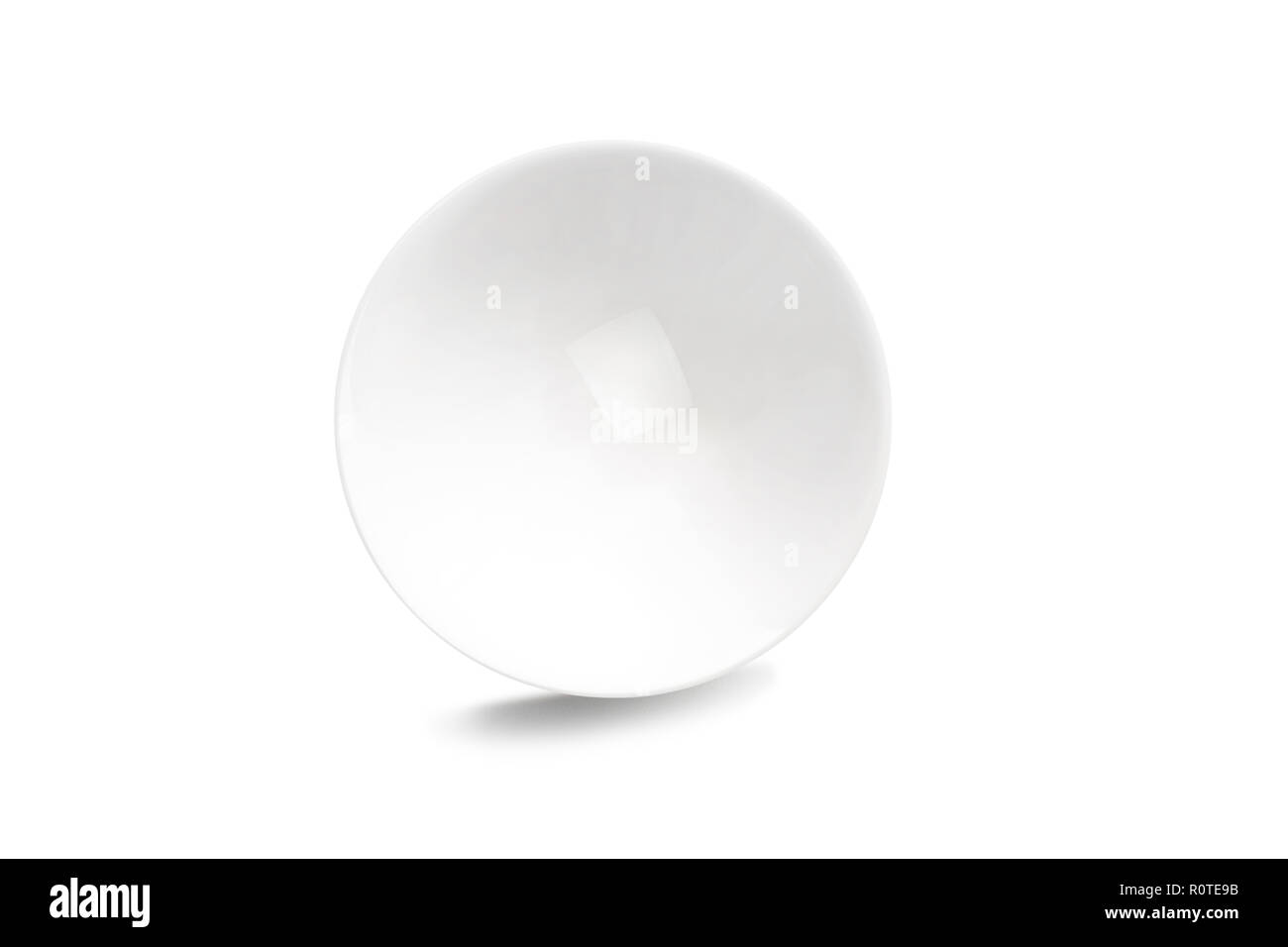 In cristallo trasparente sfera con sfondo bianco , vicino. Foto Stock
