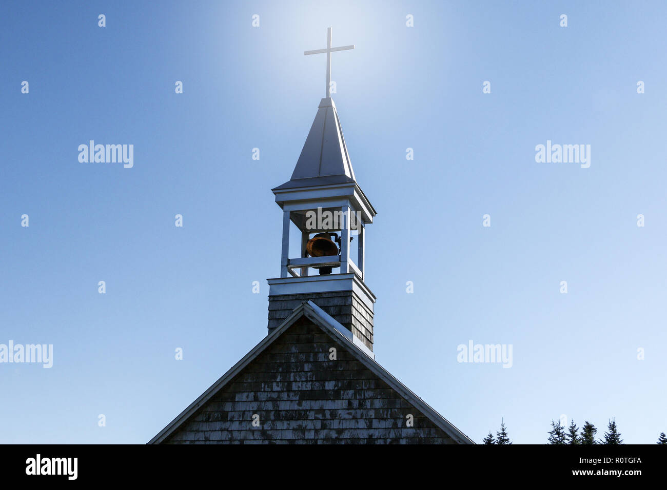 Campana e croce nella chiesa di San Giuseppe alla sommità del Mont Saint-Joseph, in Mont Megantic Park - Québec Canada Foto Stock