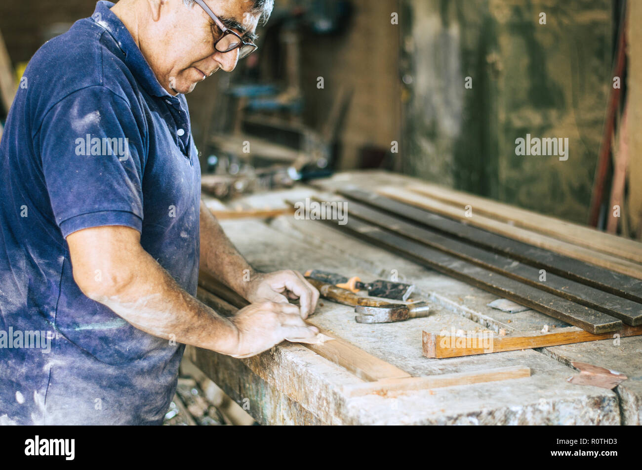 Professional carpenter di levigatura e di ripristino di superfici in legno. Foto Stock