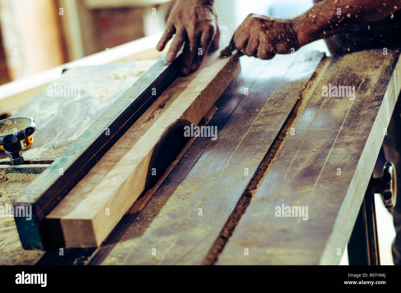 Carpenter strumenti sul tavolo di legno con segatura. Il taglio di una trave di legno Foto Stock