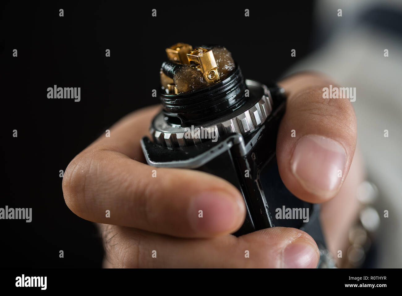 Moderno mech elettronico mod dispositivo vaping ricambi su sfondo nero. Foto Stock