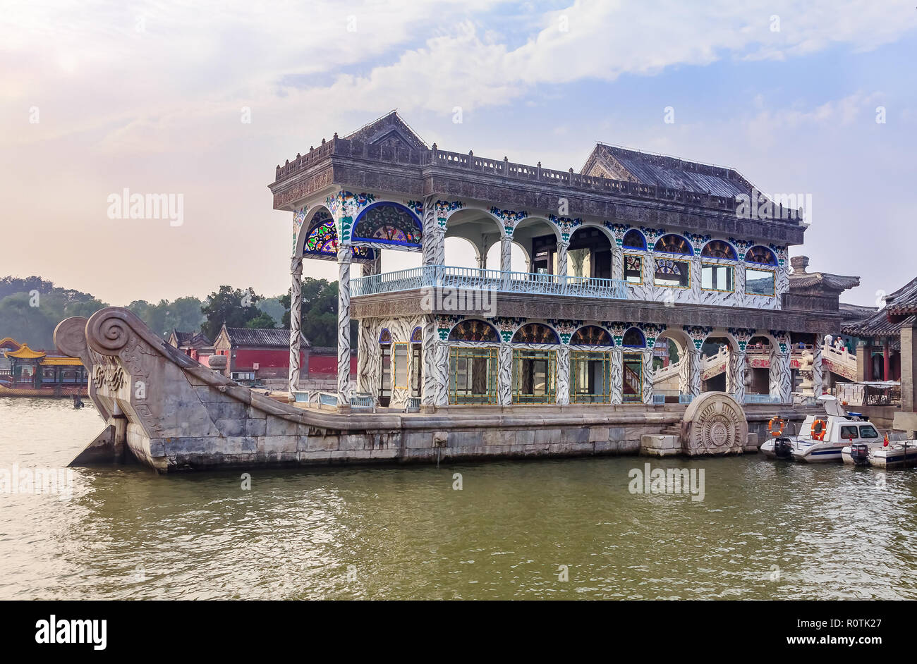 La barca di marmo o barca della purezza e della semplicità di un padiglione sul lago per motivi di Palazzo d'Estate con pesanti smog a Beijing in Cina Foto Stock