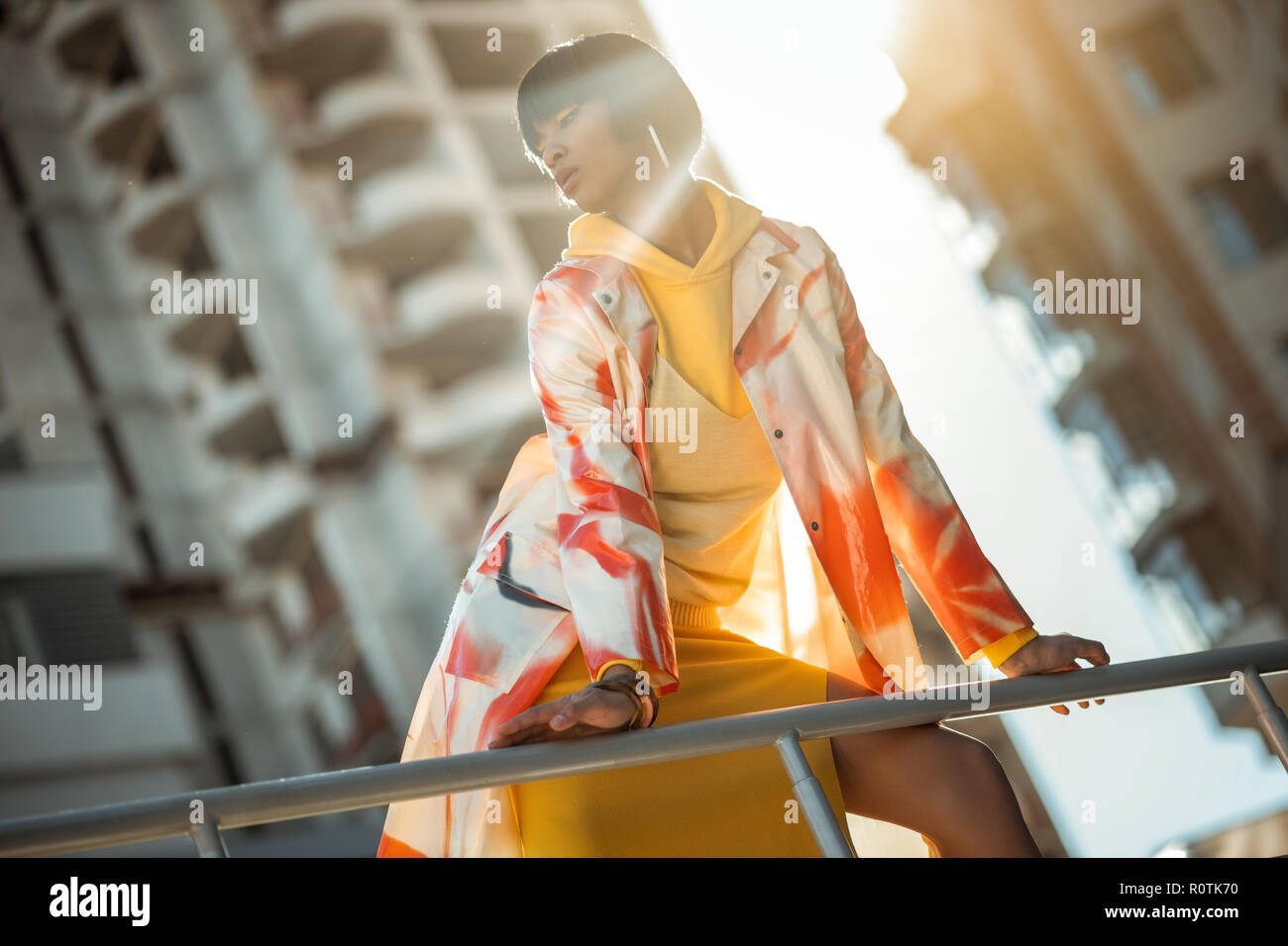 Attraente dai capelli scuri lady non vincolata sporgendoti dalla tromba di metallo Foto Stock