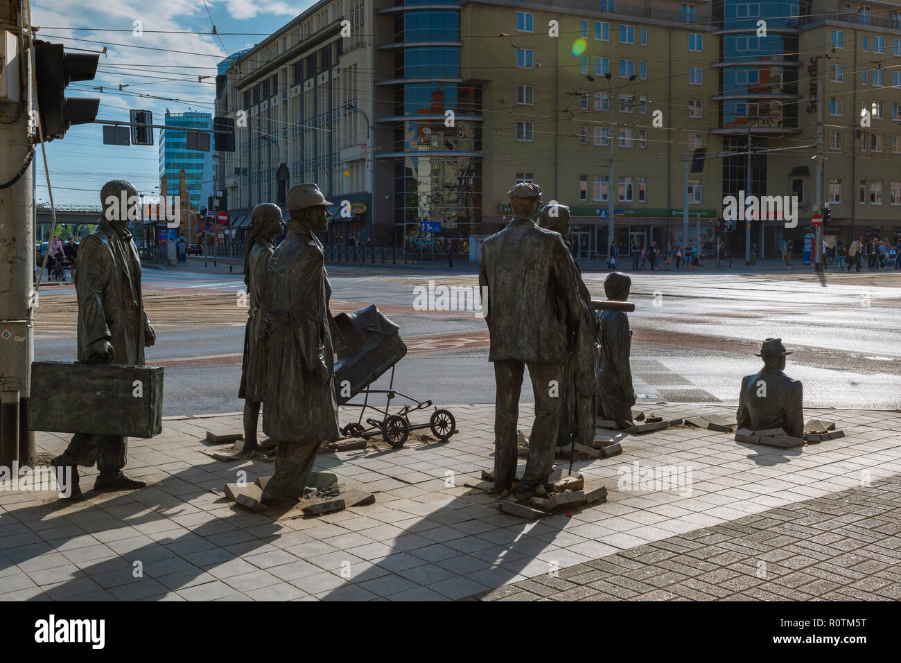 Wroclaw Polonia scultura, la vista di una serie di sculture (intitolata Passaggio, progettato da Jerzy Kalina) sprofondare in una pavimentazione a Breslavia Centro citta'. Foto Stock