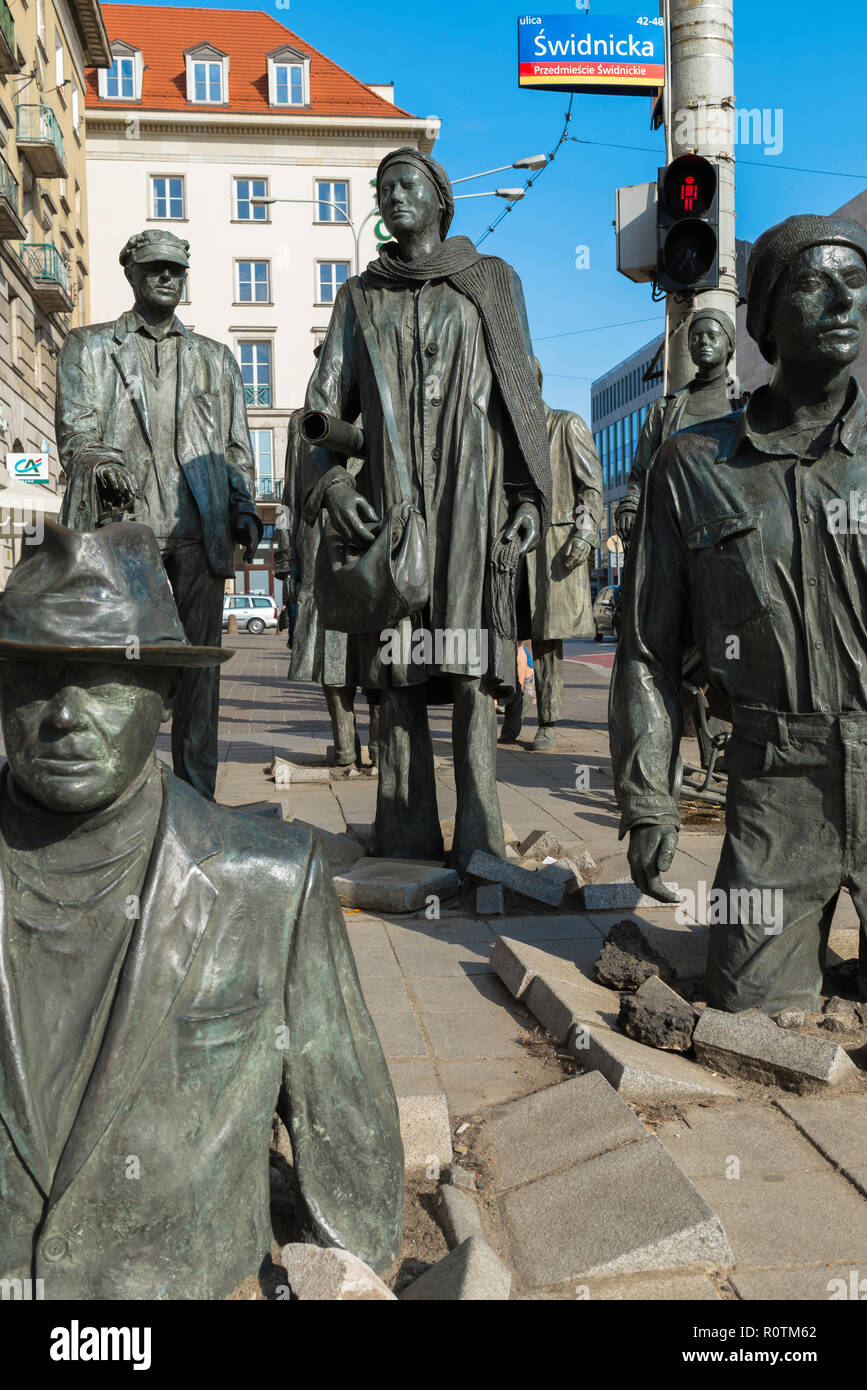 Wroclaw in Polonia, in vista di una serie di sculture (intitolata Passaggio, progettato da Jerzy Kalina) sprofondare in una pavimentazione a Breslavia Centro citta'. Foto Stock