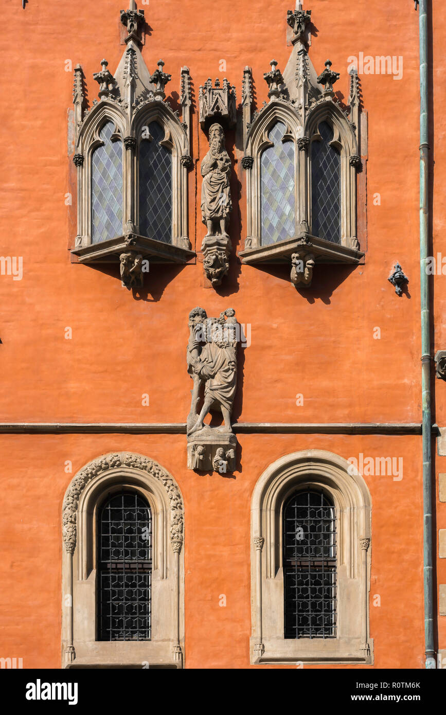 Wroclaw old town hall, la vista del gotico oriel windows e (di seguito) windows romanico sul lato sud del municipio della Città Vecchia nel centro di Wroclaw, Polonia. Foto Stock