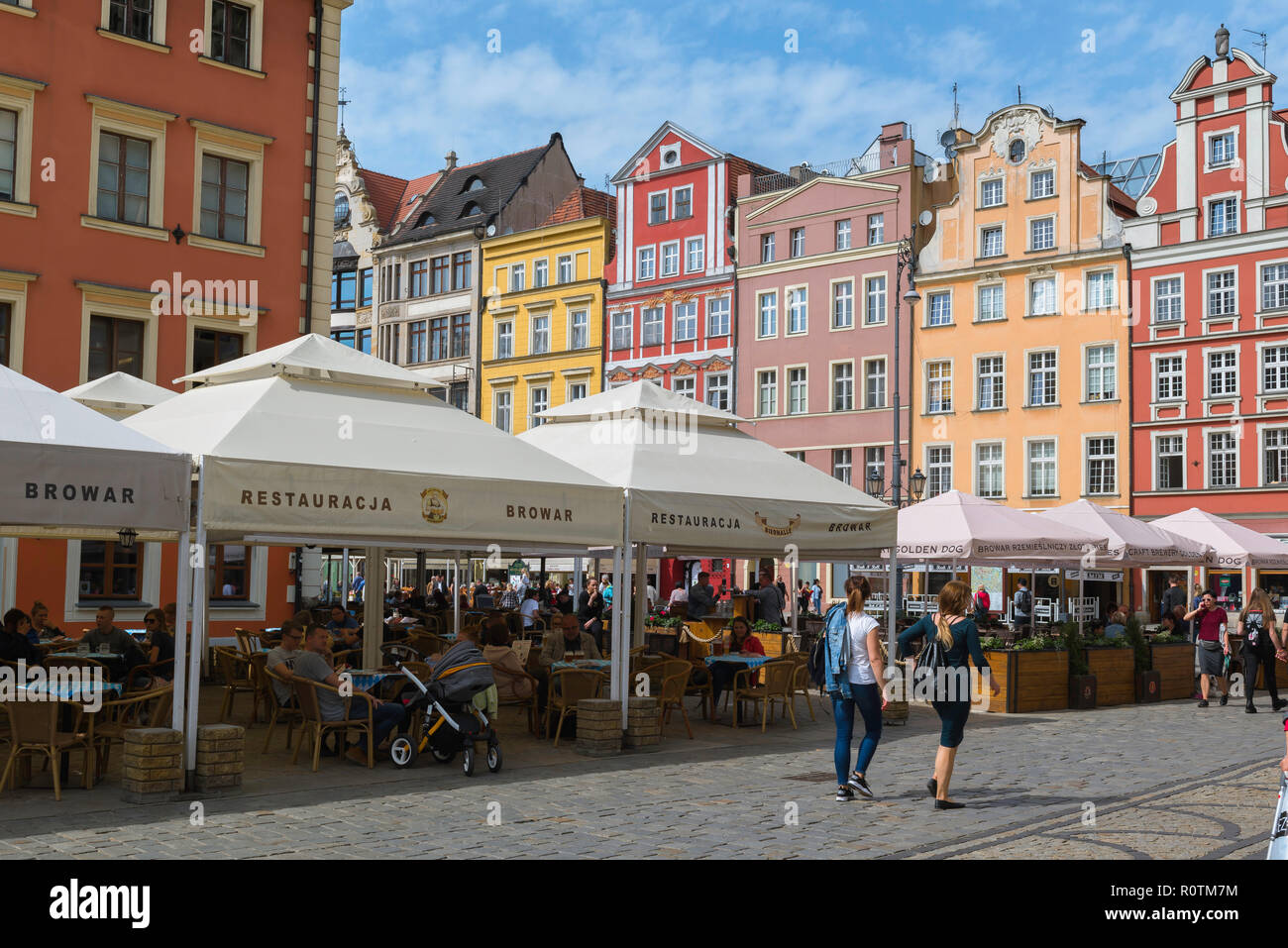 Wroclaw piazza del mercato, vista in estate il colorato mercato Square (Rynek) nella centrale area della Città Vecchia di Wroclaw, Polonia. Foto Stock