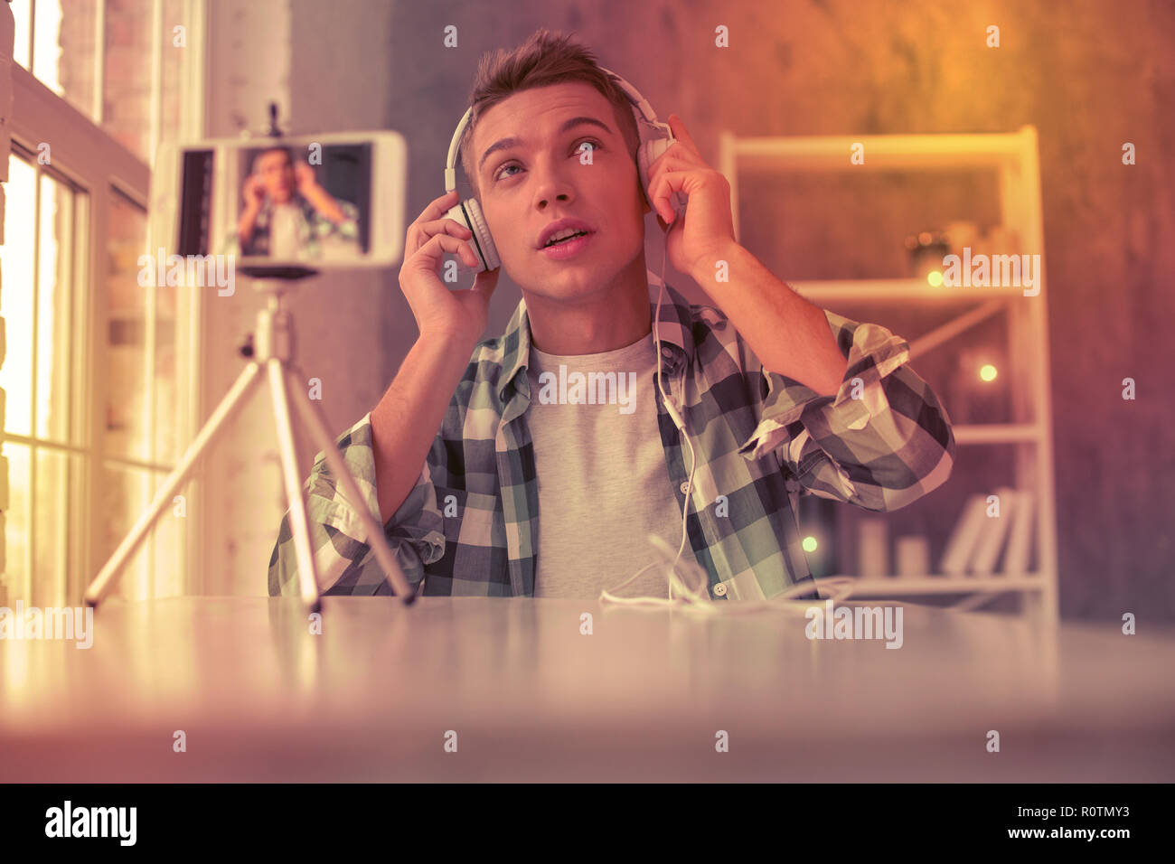 Adolescente ascoltando la musica nelle sue cuffie Foto Stock
