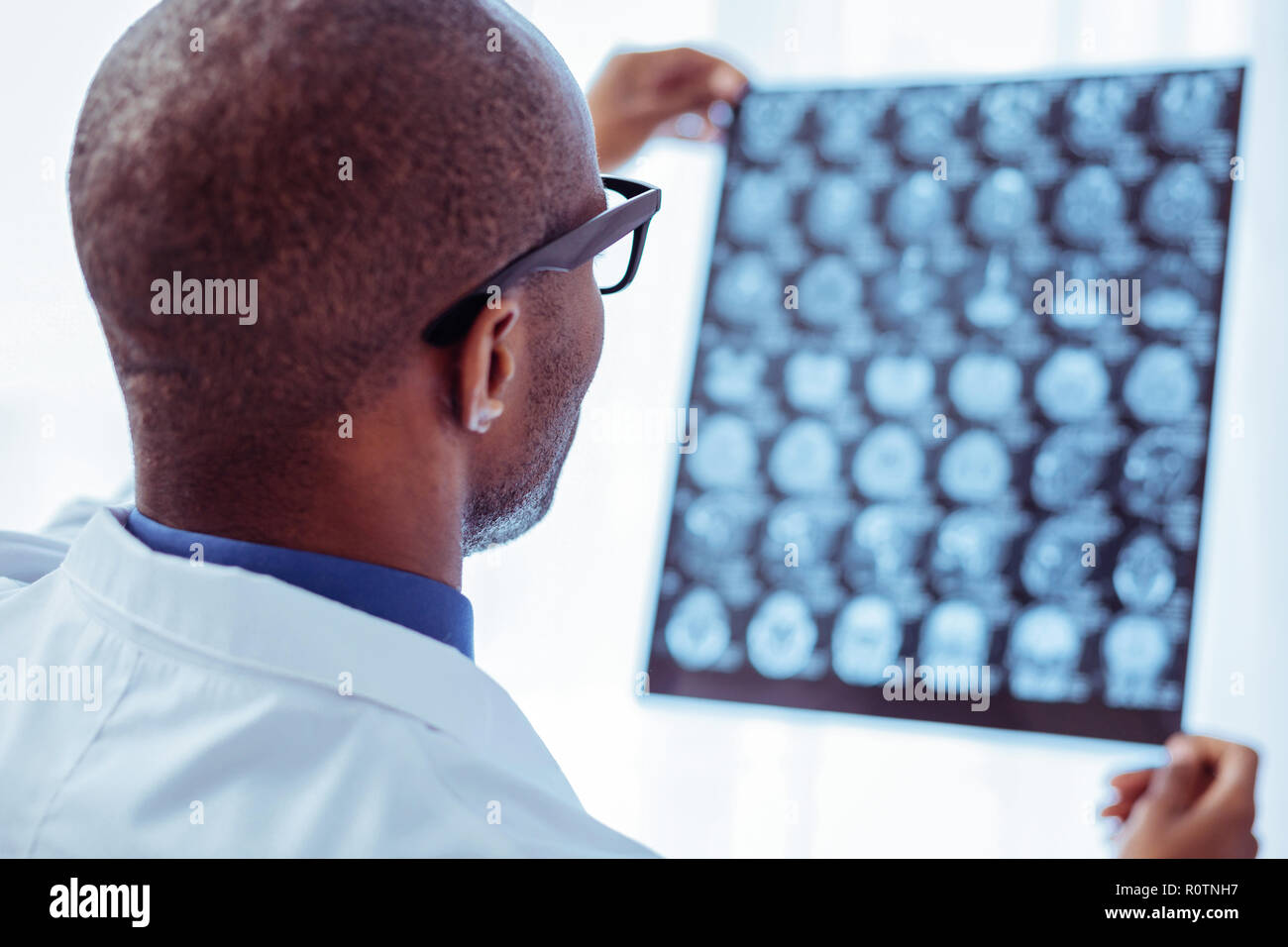 Ritratto di una seria professionista medico tenendo un'immagine a raggi X Foto Stock