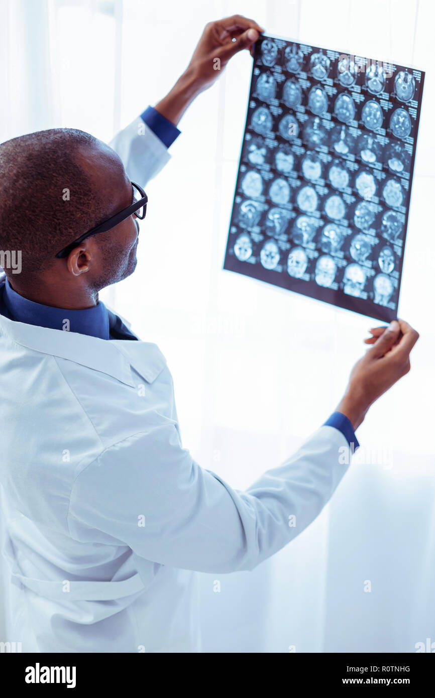 Positivo maschio nizza medico facendo il suo lavoro Foto Stock
