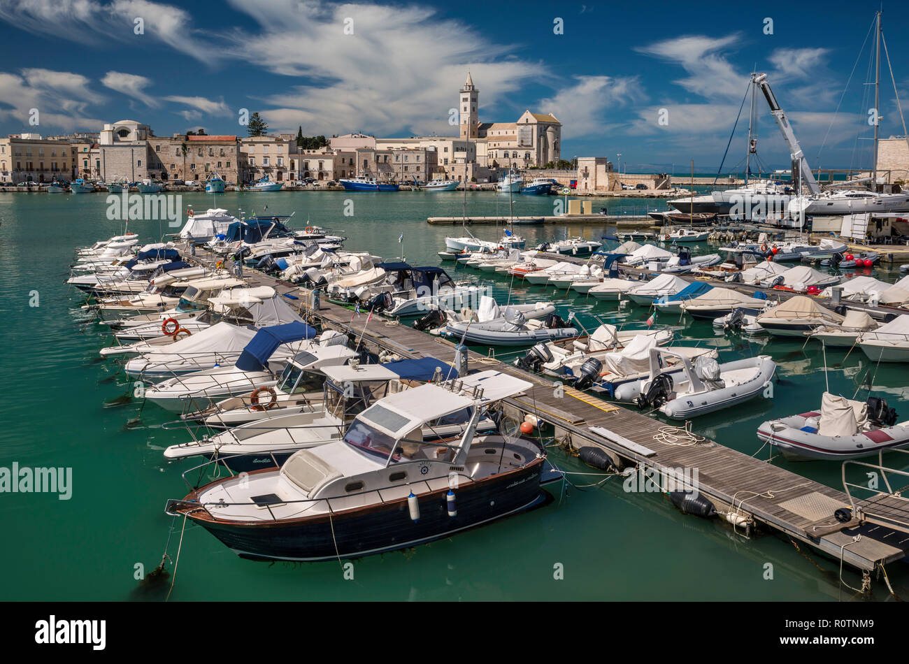 Barche a marina, centro storico in distanza, Trani, Puglia, Italia Foto Stock