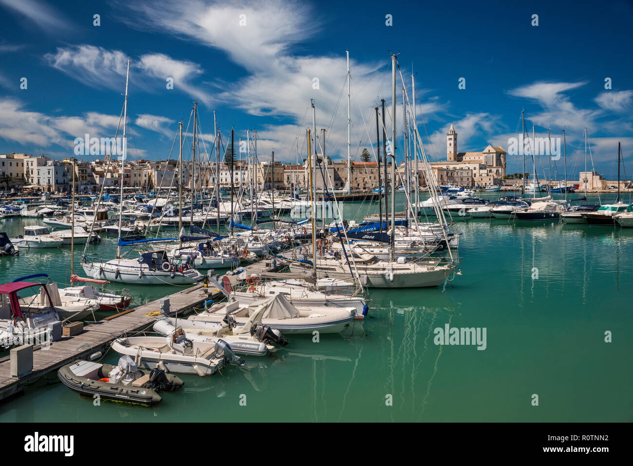 Barche a marina, centro storico in distanza, Trani, Puglia, Italia Foto Stock