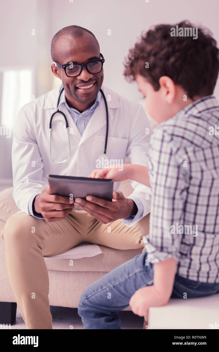 Gioiosa intelligente smart medico tenendo un tablet Foto Stock