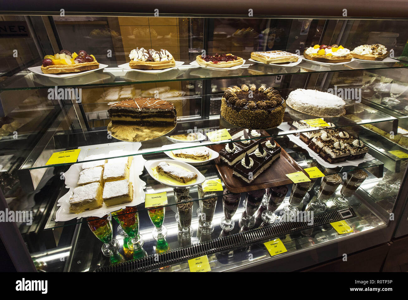 Vetrina frigo con dolci e dessert in un ristorante tipico, città vecchia  Cracovia in Polonia Foto © Federico Meneghetti/Sintesi/Alamy Stock Photo  Foto stock - Alamy