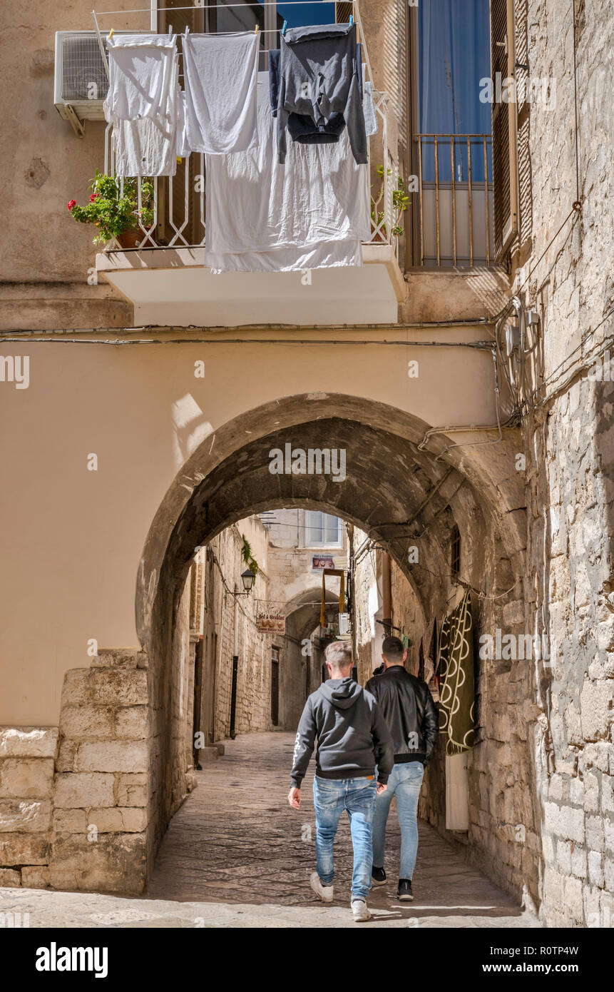 Via Giacomo Leopardi, street nel vecchio quartiere ebraico a Trani, Puglia, Italia Foto Stock
