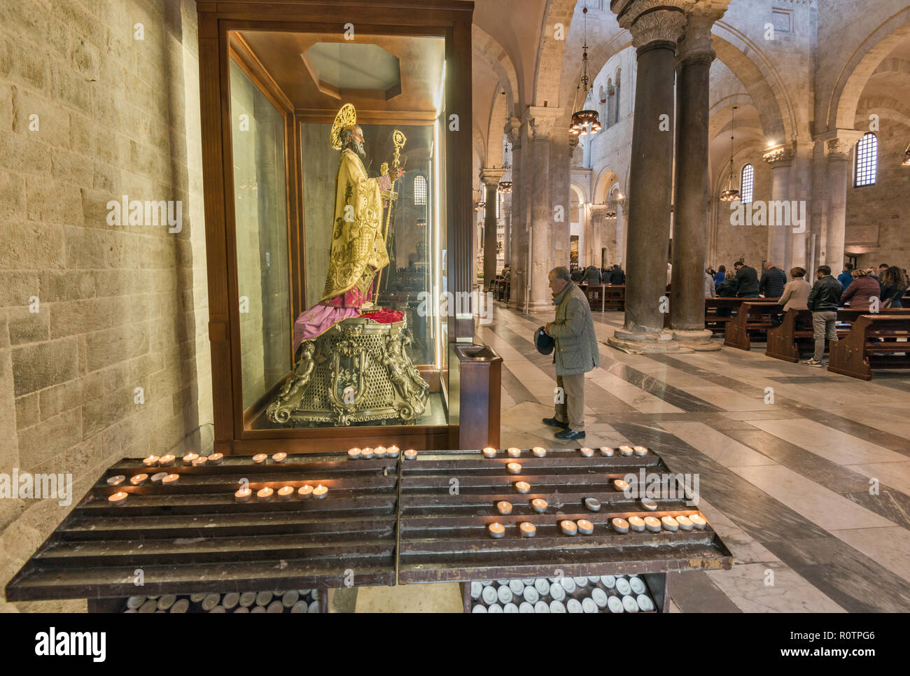 Statua di San Nicola di Bari, candele votive, interno della Basilica di San Nicola, XII secolo in stile romanico, a bari, puglia, Italia Foto Stock