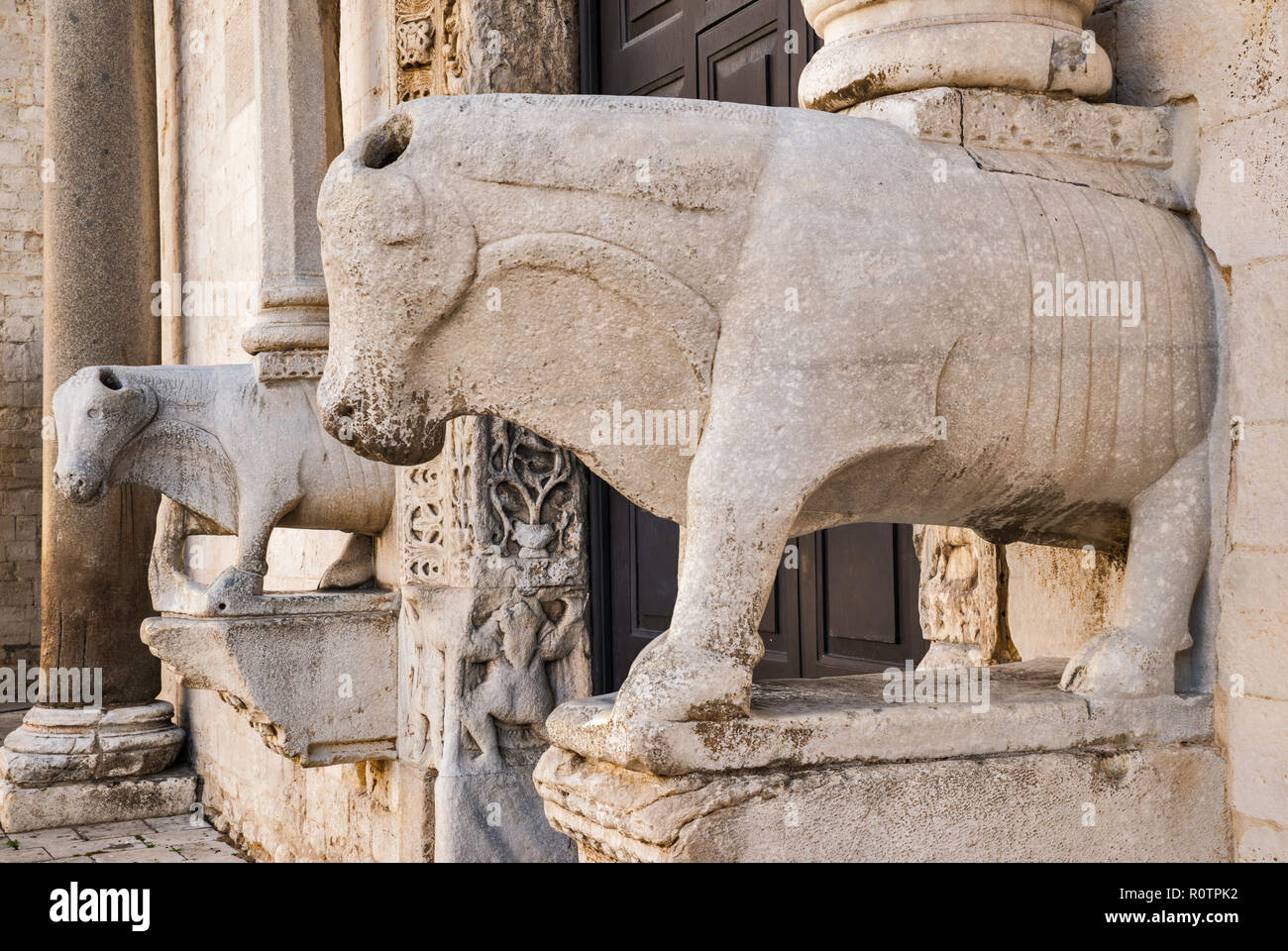 Sculture di animali alla facciata della Basilica di San Nicola, XII secolo in stile romanico, a bari, puglia, Italia Foto Stock