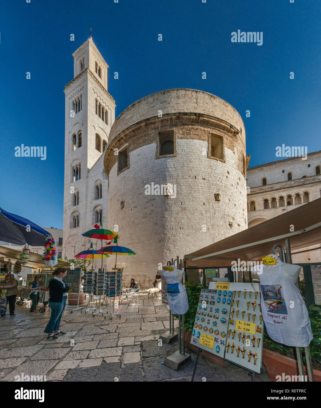 Torre difensiva a Cattedrale (Duomo di Bari o la Cattedrale di San Sabino), xiii secolo, Romanico Pugliese a bari, puglia, Italia Foto Stock