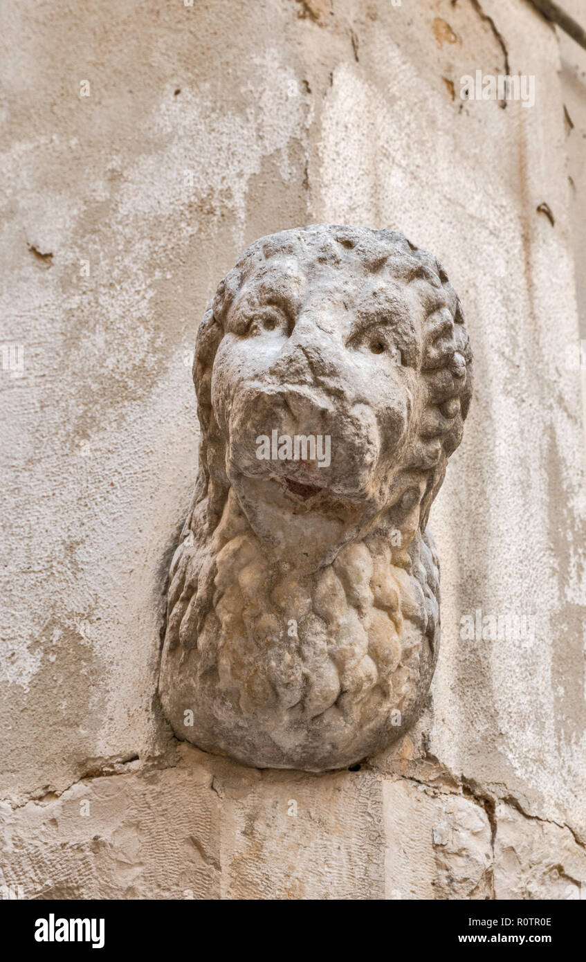 Il carving a angolo dell'abitazione, Vico Arco del Carmine, via medievale nel centro storico di bari, puglia, Italia Foto Stock