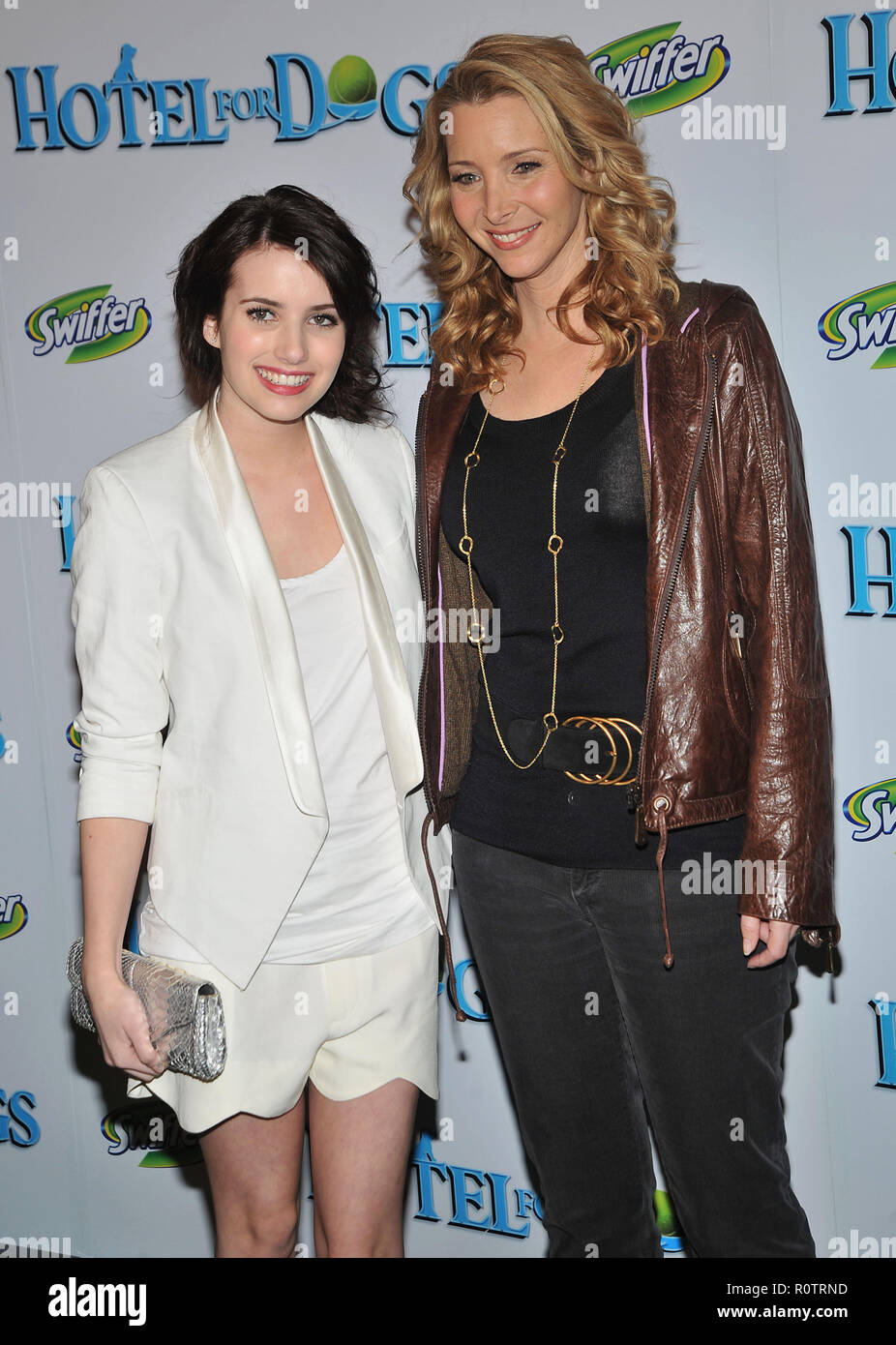 Lisa Kudrow ed Emma Roberts - Hotel per cani Premiere al Grove Theatre di Los Angeles. - RobertsEmma KudrowLisa 25.jpgRoberts Foto Stock