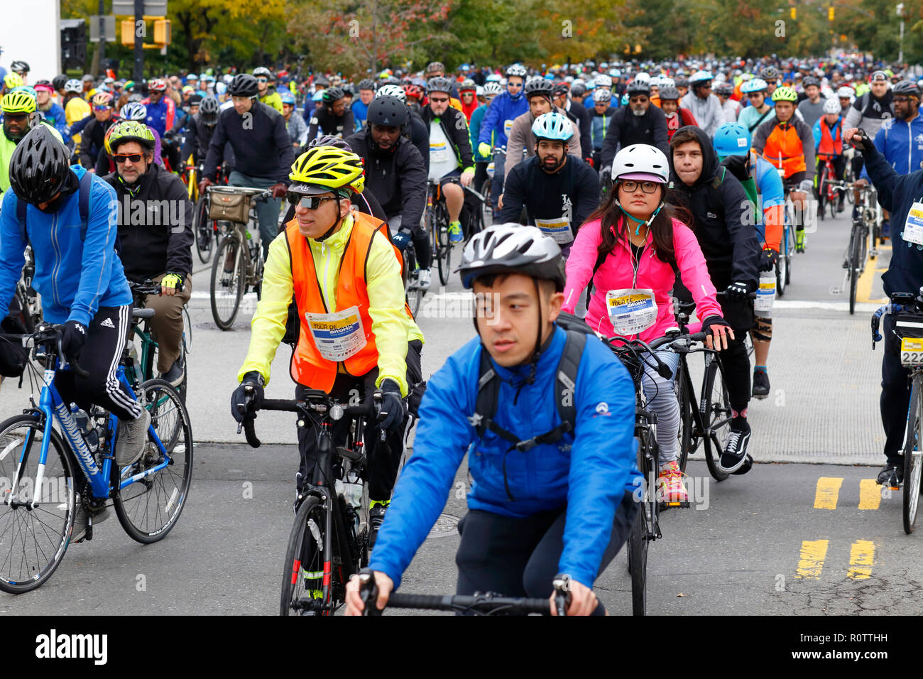 Una folla variegata di ciclisti nel giro sociale annuale del Tour de Bronx, New York, New York. Foto Stock